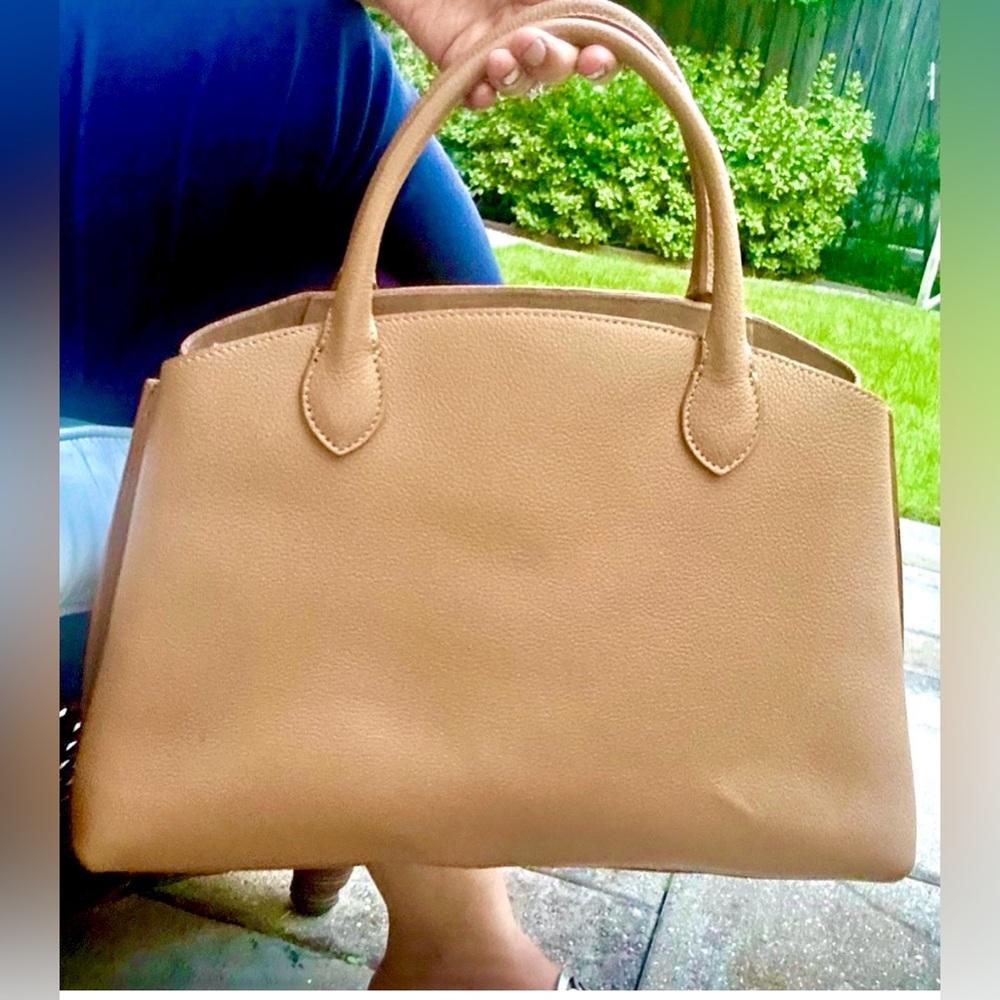 Elegant Tan Leather Handbag, perfect to carry to work, made in Italy